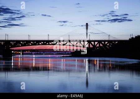 Bridge at night et se reflètent dans l'eau. Swietokrzystki pont. Banque D'Images