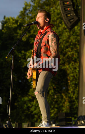 London, UK, 06/07/2014 : McBusted jouer British Summertime Hyde Park, dans le soleil du soir. Les personnes sur la photo : Danny Jones. Photo par Julie Edwards Banque D'Images