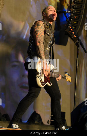 London, UK, 06/07/2014 : McBusted jouer British Summertime Hyde Park, dans le soleil du soir. Les personnes sur la photo : Matt Willis. Photo par Julie Edwards Banque D'Images