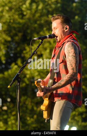 London, UK, 06/07/2014 : McBusted jouer British Summertime Hyde Park, dans le soleil du soir. Les personnes sur la photo : Danny Jones. Photo par Julie Edwards Banque D'Images