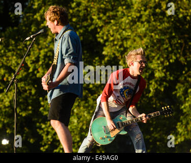 London, UK, 06/07/2014 : McBusted jouer British Summertime Hyde Park, dans le soleil du soir. Les personnes sur la photo : Tom Fletcher, James Bourne. Photo par Julie Edwards Banque D'Images