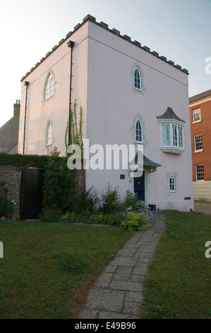 2004/2005, le Prince Charles' expérience insolite dans l'urbanisme de la ville. Cette maison cubique rose, appelé "Le château" possède un toit crénelé. Dorset, Angleterre. UK Banque D'Images