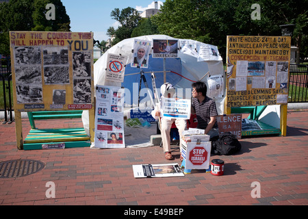 Campé dans un manifestant avant de la Maison Blanche, Washington, DC, USA et d'être interviewé Banque D'Images