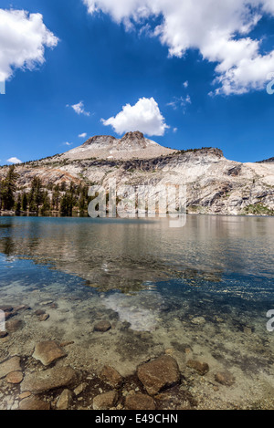 Mont Hoffman se reflète sur le lac de mai. Yosemite National Park, California, United States. Banque D'Images