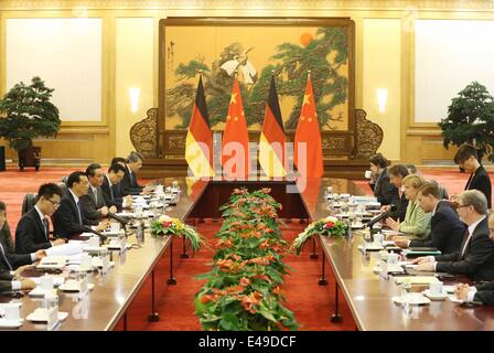 Beijing, Chine. 7 juillet, 2014. Le Premier ministre chinois Li Keqiang (2e L) s'entretient avec la Chancelière allemande Angela Merkel (3R, à l'avant) à Beijing, capitale de Chine, le 7 juillet 2014. Credit : Liu Weibing/Xinhua/Alamy Live News Banque D'Images