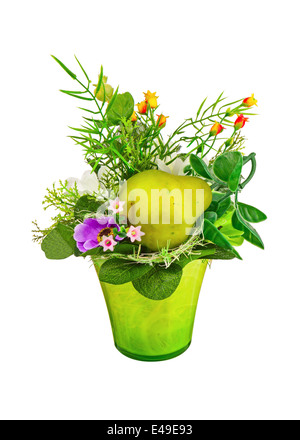 Bouquet de fleurs artificielles et d'arrangement de fruits cœur de vase isolé sur fond blanc. Banque D'Images