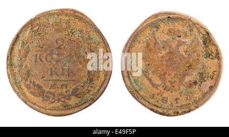 Ancienne pièce de monnaie russe en cuivre sur fond blanc. Clipping Path Banque D'Images