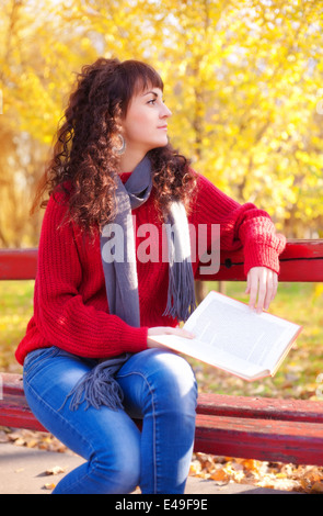 Fille avec réserve en parc ensoleillée d'automne Banque D'Images