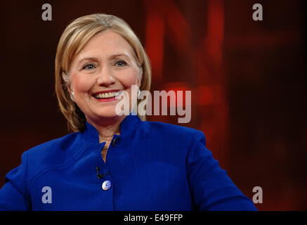 Berlin, Allemagne. Le 06 juillet, 2014. L'ex-secrétaire d'État américaine Hillary Rodham Clinton assiste à l'émission de télévision allemande 'Guenther Jauch' à Berlin, Allemagne, 06 juillet 2014. Le thème de l'émission était "Les femmes au pouvoir !". Photo : PAUL ZINKEN/dpa/Alamy Live News Banque D'Images