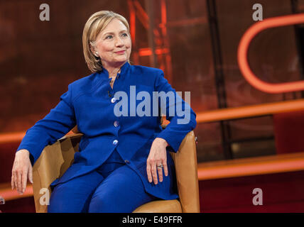 Berlin, Allemagne. Le 06 juillet, 2014. L'ex-secrétaire d'État américaine Hillary Rodham Clinton assiste à l'émission de télévision allemande 'Guenther Jauch' à Berlin, Allemagne, 06 juillet 2014. Le thème de l'émission était "Les femmes au pouvoir !". Photo : PAUL ZINKEN/dpa/Alamy Live News Banque D'Images