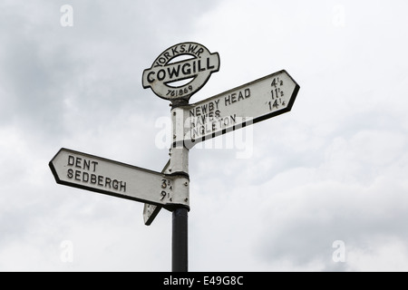 Old style signpost, Yorkshire Banque D'Images