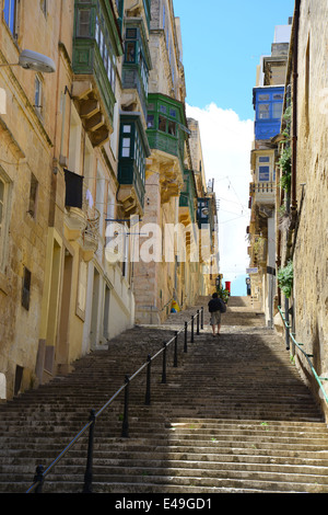 Étapes avec gallarija raide étroit d'un balcon, de La Valette (Il-Belt La Valette), quartier du port du Sud, Malte, Malte Région Xlokk Banque D'Images