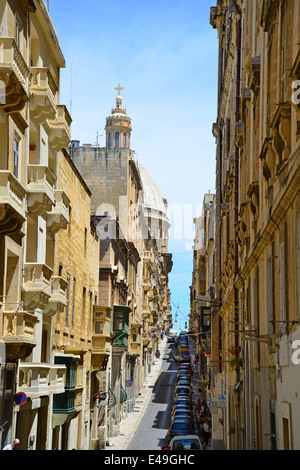 Rue en pente étroite avec gallarija Il-Belt balcons, La Valette (Valletta), quartier du port du Sud, Malte, Malte Région Xlokk Banque D'Images