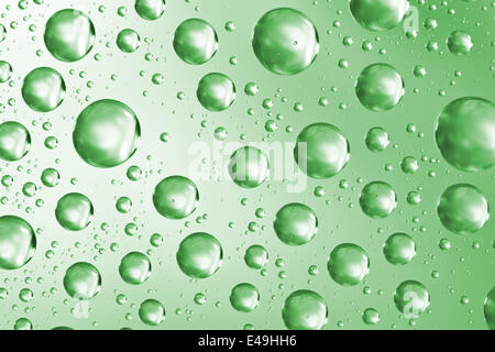 Goutte d'eau sur une surface en verre vert Banque D'Images