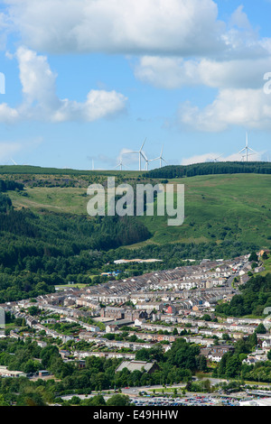 Vue générale de la vallée, avec des éoliennes sur la montagne au-dessus de la vallée, dans le sud du Pays de Galles, Royaume-Uni. Banque D'Images