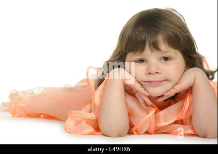 La jolie petite fille se trouve sur le livre blanc Banque D'Images