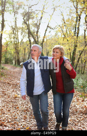 Couple qui balade romantique dans le parc Banque D'Images