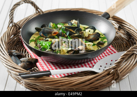 Moules marinière. Les moules dans le vin, la crème et la sauce à l'ail. Banque D'Images