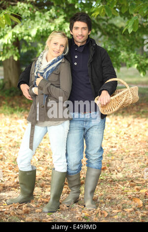 Couple dans la forêt Banque D'Images