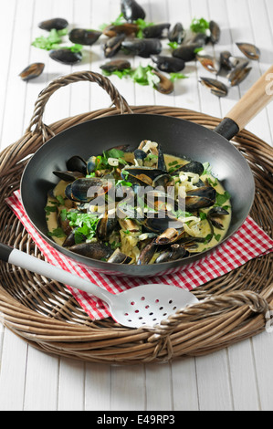 Moules marinière. Les moules dans le vin, la crème et la sauce à l'ail. Banque D'Images