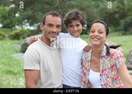 Les parents et leur fils sur la montagne à pied Banque D'Images