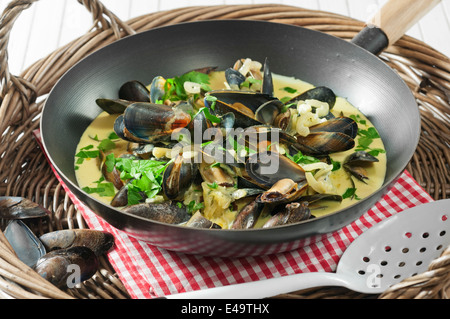 Moules marinière. Les moules dans le vin, la crème et la sauce à l'ail. Banque D'Images