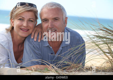 Couple lying in the Dunes Banque D'Images