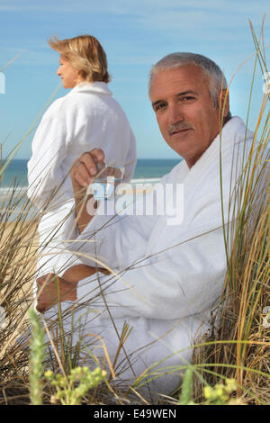 Couple relaxing by the sea Banque D'Images