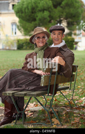 Couple de personnes âgées assis sur un banc Banque D'Images