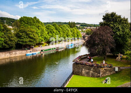 Bateaux du canal sur la rivière Avon, baignoire, Avon et Somerset, Angleterre, Royaume-Uni, Europe Banque D'Images