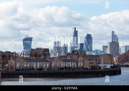 Vue de la ville de Londres, y compris le Gherkin et le Walkie Talkie, prises de Canary Wharf, London, England, UK Banque D'Images