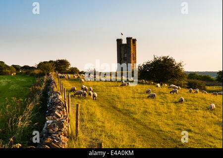 Broadway Tower au coucher du soleil, une propriété du National Trust à Broadway, les Cotswolds, Gloucestershire, Angleterre, Royaume-Uni, Europe Banque D'Images