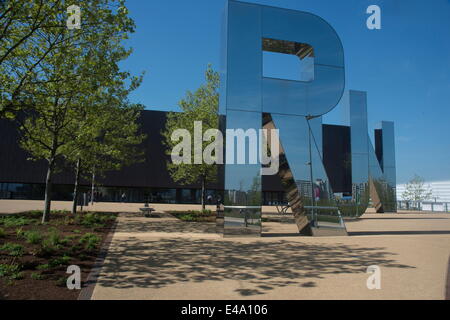 Avant de la boîte de cuivre Arena, le Parc Olympique Queen Elizabeth, Stratford, London, E20, Angleterre, Royaume-Uni, Europe Banque D'Images