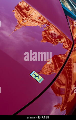 La réflexion du Casino sur une Ferrari garées en Place du Casino, Monte Carlo, Monaco, Europe Banque D'Images