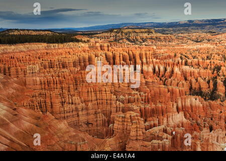 Hoodoos ville silencieuse sur un ciel nuageux l'après-midi d'hiver, Bryce Amphitheater, Inspiration Point, Bryce Canyon National Park, Utah, USA Banque D'Images