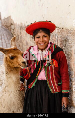 Portrait d'une jeune fille Quechua en costume traditionnel avec un lama, Cuzco, Pérou, Amérique du Sud Banque D'Images