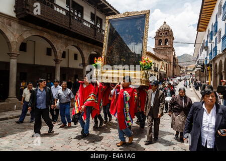 Une procession religieuse, Cuzco, Pérou, Amérique du Sud Banque D'Images