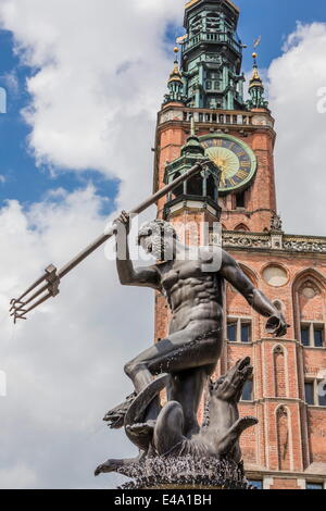 King Neptune statue dans le marché, longtemps, avec Dlugi Targ l'horloge de l'hôtel de ville, Gdansk, Pologne, Europe Banque D'Images
