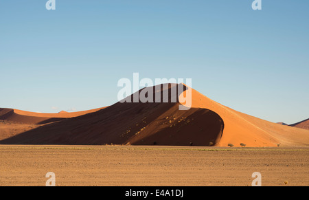 L'Afrique, la Namibie, Sossus Vlei, vue de la dune du désert au coucher du soleil Banque D'Images
