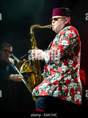 Hradec Kralove, République tchèque. 4 juillet, 2014. Le saxophoniste britannique Lee Thompson, de la folie de la bande effectue pendant le festival de musique Rock for People à Hradec Kralove, République tchèque, le 4 juillet 2014. © David/Tanecek CTK Photo/Alamy Live News Banque D'Images