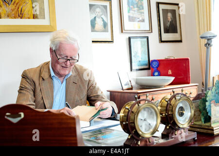 Douglas Hurd assis au bureau d'étude de Sir Edward Heath à Arundells, The Close, Salisbury, domicile de feu Sir Edward Heath le samedi 5 juillet 2014 après avoir ouvert l'étude au public crédit : John Rose Photography/Alamy Live News Banque D'Images