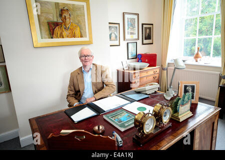 Salisbury, Royaume-Uni. 5 juillet, 2014. Lord Hurd est assis à Sir Edward Heath's Bureau d'étude à Arundells, le fermer, Salisbury, accueil de feu Sir Edward Heath le samedi 5 juillet, 2014 après l'ouverture de l'étude pour le public. Le bureau était autrefois propriété de l'ancien Premier Ministre David Lloyd George Crédit : John Rose Photography/Alamy Live News Banque D'Images