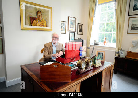 Salisbury, Royaume-Uni. 5 juillet, 2014. Lord Hurd est assis à Sir Edward Heath's Bureau d'étude à Arundells, le fermer, Salisbury, accueil de feu Sir Edward Heath le samedi 5 juillet, 2014 après l'ouverture de l'étude pour le public. Le bureau était autrefois propriété de l'ancien Premier Ministre David Lloyd George Crédit : John Rose Photography/Alamy Live News Banque D'Images