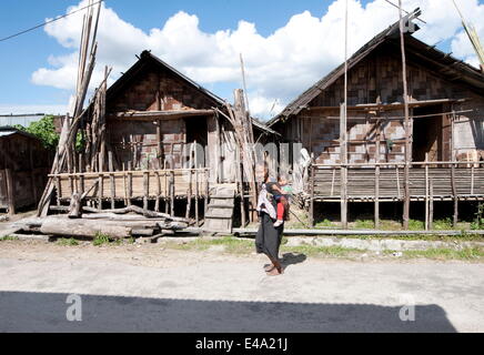 Grand-mère et enfant Apatani Apatani village tribal de bambou traditionnel construit des maisons, Ziro, de l'Arunachal Pradesh, Inde Banque D'Images