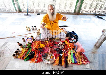 Pundit hindou (rolimoli vente puja poignet fils) dans le Sivadol temple, construit en 1734, Sivasagar, Assam, Inde, Asie Banque D'Images