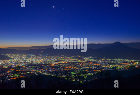 Vue de nuit de la ville Kofu et Mt.Fuji Banque D'Images