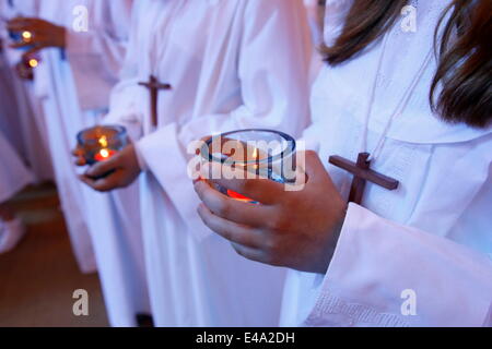 Les enfants, la masse des sacrements à l'école Jeanne d'Arc à Montrouge, Hauts-de-Seine, France, Europe Banque D'Images