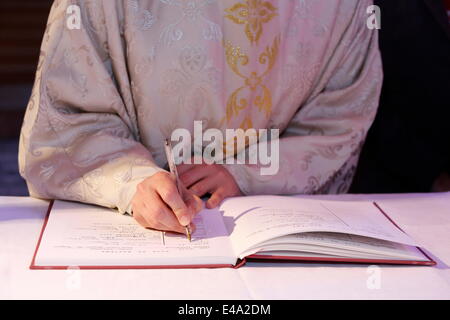 La signature du registre de baptême, la masse des sacrements à l'école Jeanne d'Arc à Montrouge, Hauts-de-Seine, France, Europe Banque D'Images