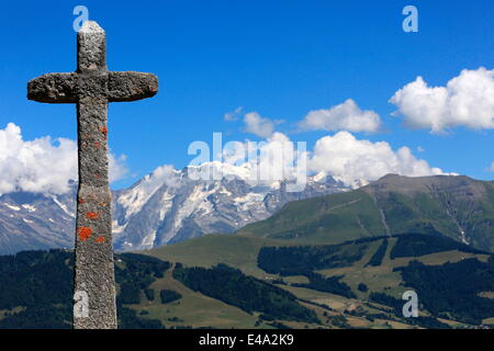 Croix de Pierre sur le Jaillet face au Mont Blanc, Megève, Haute-Savoie, France, Europe Banque D'Images