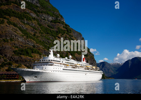 Bateau de croisière, Fred Olsen's, Boudicca dans Flam, Norvège, un célèbre port d'escale sur les croisières du fjord. Banque D'Images